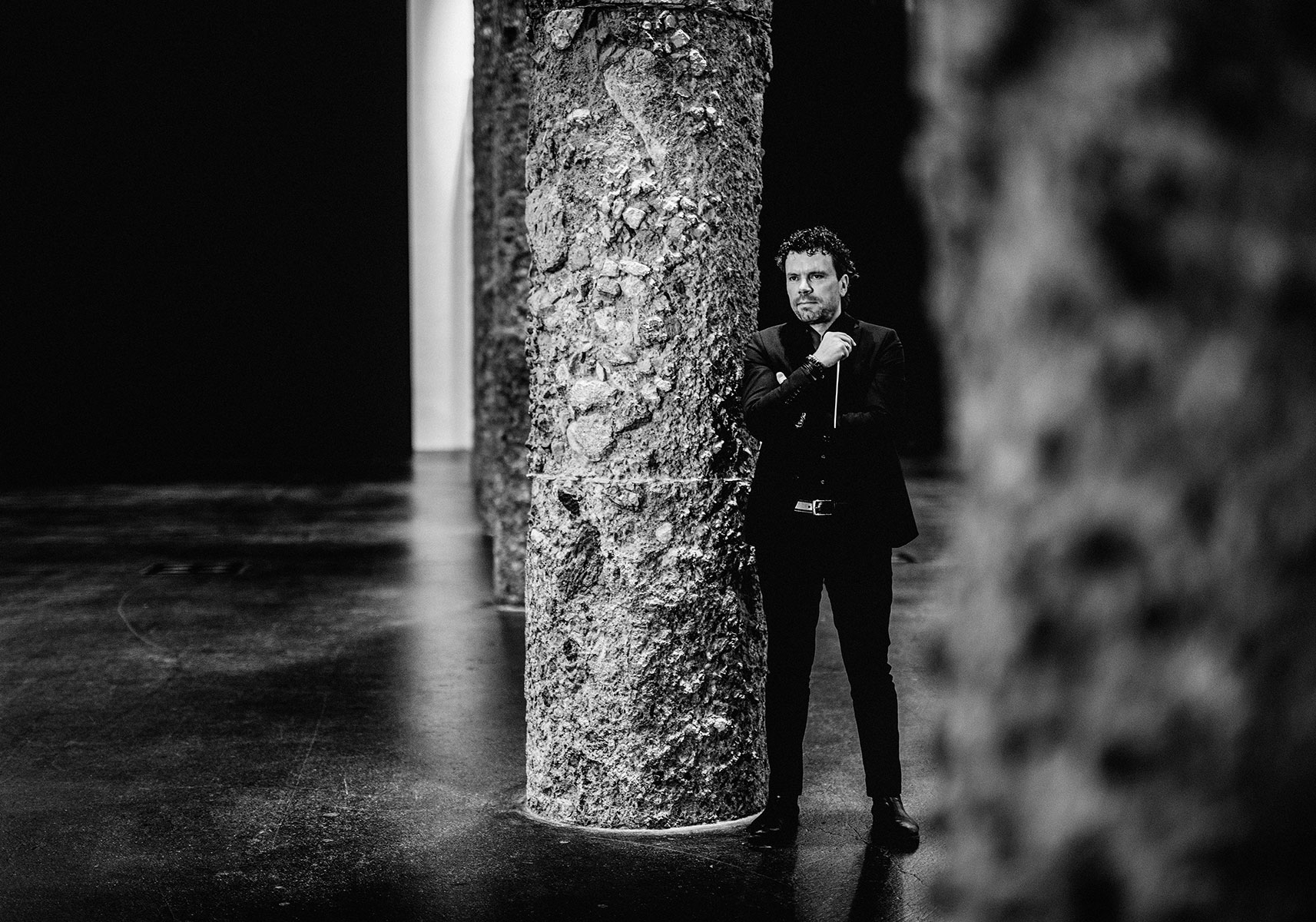 Paul Lorenz in a darkened concert hall